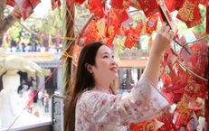 Mùng 1 Tết, người dân phố núi đi chùa cầu bình an