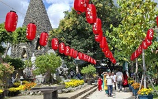 Du xuân thăm ngôi chùa làm bằng vỏ ốc độc đáo ở miền Trung