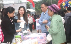 Phiên chợ 'đặc biệt' sáng mùng 2 Tết: Không mặc cả, mua may mắn, bình an