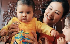 Khoảnh khắc Tết đầu tiên của quý tử 6 tháng tuổi nhà Ngọc Hân