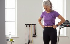 Không cần ăn kiêng khắt khe dịp Tết, bài tập đơn giản giúp giảm mỡ bụng sau tuổi 60