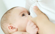 Sữa mẹ truyền vi khuẩn đường ruột có lợi cho em bé