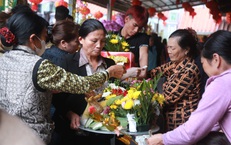 Người dân nô nức về Phủ Dầy ở Ninh Bình cầu may đầu xuân