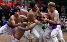 Hà Nội: Trai làng Thúy Lĩnh mình trần quyết liệt giữ cầu ngày Xuân