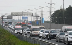 Chưa hết nghỉ Tết, dòng xe nối đuôi đổ dồn về Hà Nội