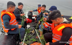 Đặc công Hải quân xuyên đêm tìm kiếm nạn nhân vụ lật tàu trên hồ Thác Bà