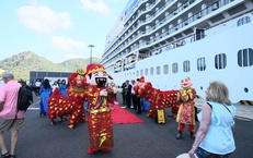 Tàu biển quốc tế khổng lồ đưa 800 khách cập cảng Cam Ranh