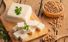 Phụ nữ tiền mãn kinh nên ưu tiên ăn gì để cân bằng nội tiết?