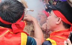 Trai làng kéo lửa giữa mưa xuân trong lễ hội thổi cơm Thị Cấm