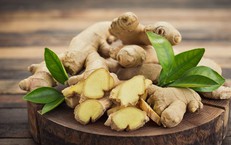 Cách dùng gừng giảm đau họng khi thời tiết thay đổi