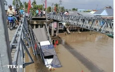 Sập cầu 30/4 ở Cần Thơ, xe tải chở gạo rơi xuống sông