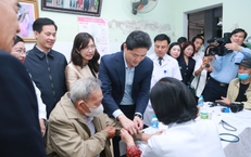 Thứ trưởng Thường trực Bộ Y tế dự chương trình khám bệnh, tặng quà người dân Hà Tĩnh