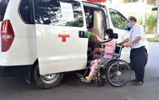 Bệnh nhân khó khăn ở BVĐK Khánh Hòa được đi xe miễn phí về nhà đón Tết