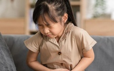 Cách xử trí khi trẻ bị đau bụng, nôn ói tại nhà