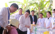 Ngành Y tế Nghệ An khám bệnh, trao quà Tết cho người dân khó khăn