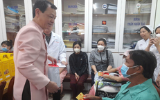 Chăm lo Tết trong bệnh viện hạng đặc biệt: Khi nhân viên y tế làm ‘người giữ Xuân’ cho bệnh nhân