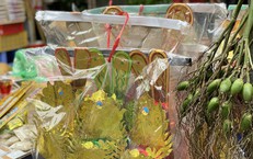 Người dân tất bật sắm đồ lễ cúng ông Công ông Táo