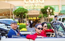 Du khách thích thú check-in dàn xe cổ của dân chơi TPHCM