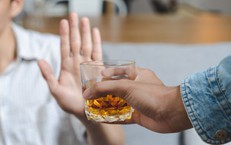 Từ chối chén rượu mừng ngày Tết: Kém nhiệt tình hay hành động văn minh? 