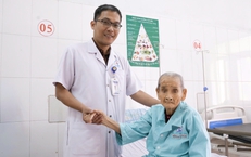 Phẫu thuật thay khớp háng bán phần cho Mẹ Việt Nam Anh hùng 106 tuổi