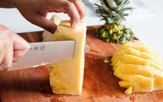 Cách tránh bị rát lưỡi khi ăn dứa tươi