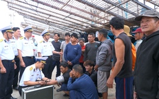 Tàu Hải quân đưa 36 ngư dân Quảng Ngãi gặp nạn trên biển vào bờ an toàn