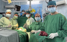 Bé trai 6 tháng tuổi mang khối u quái nặng 1,3kg