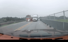 Thót tim clip xe đầu kéo liều lĩnh lấn làn ngược chiều trên cao tốc Nội Bài - Lào Cai