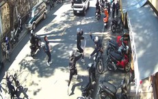 Nhóm học sinh 'truy sát' nhau trước cổng trường