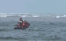 Video: Vượt sóng dữ cứu ngư dân gặp nạn trên biển