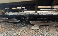 Tàu hàng trật bánh trên đèo Hải Vân