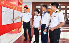 Lá phiếu giữa trùng khơi, chắc tay súng giữ biển trời Tổ quốc