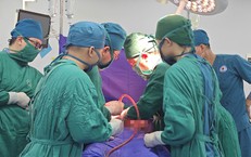 Bác sĩ hiến máu, trực tiếp thực hiện ca mổ cứu sống nam thanh niên bị vỡ thận