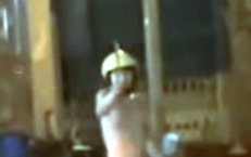 Nam thanh niên cởi trần cầm 2 con dao đe dọa người đi đường