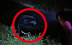 Hà Nội: Ô tô bị tàu hỏa tông văng xuống mương, tài xế may mắn thoát nạn