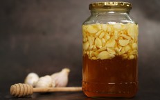 4 tác hại của tỏi ngâm mật ong ít ai biết