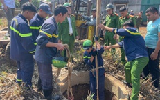 Cảnh sát xuống giếng sâu 20m cứu cháu bé 12 tuổi