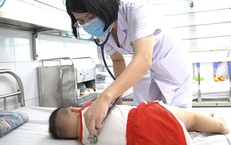 Bệnh tay chân miệng có xu hướng tăng nhanh: Trẻ mắc bệnh có kiêng tắm không?