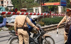 Hà Nội: Shipper cố tình vượt rào chắn, kẹt cứng giữa đường ngang khi tàu sắp đến