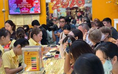 Giá vàng bốc hơi 5 triệu đồng/lượng chỉ sau 2 giờ mở cửa
