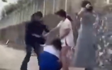 Đánh nữ sinh bất động rồi thản nhiên vạch mắt kiểm tra