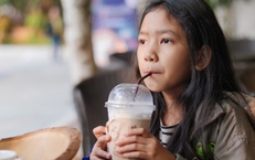 Đánh đổi sức khỏe và tầm vóc vì trào lưu nghiện trà sữa ở lứa tuổi học đường