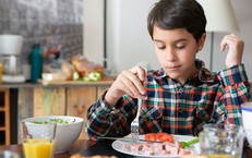 Ăn quá nhiều đạm khiến trẻ tăng gánh nặng chuyển hóa, hạn chế phát triển chiều cao