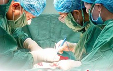 Mổ khẩn trong đêm, giữ tử cung cho sản phụ rau cài răng lược thể Percreta