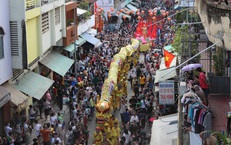 Hàng ngàn người tập trung ở Chợ Lớn xem lễ diễu hành Tết Nguyên tiêu