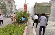 Xe đầu kéo bốc cháy khi đang lưu thông, CSGT và người dân đuổi theo dập lửa