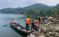 Lật thuyền khi thả lưới đánh cá trên hồ thủy điện, hai vợ chồng mất tích trong đêm