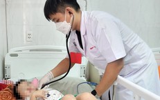 Dấu hiệu bệnh tay chân miệng chuyển bệnh nặng cần đưa đến viện ngay lập tức, kể cả khi trẻ đang chơi