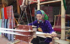 Những cụ bà cần mẫn giữ 'hồn' thổ cẩm giữa đại ngàn Pù Luông
