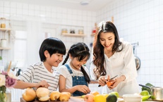 Xây dựng thực đơn cho trẻ tại gia đình: Bữa ăn hàng ngày cần có đủ 4 nhóm thực phẩm